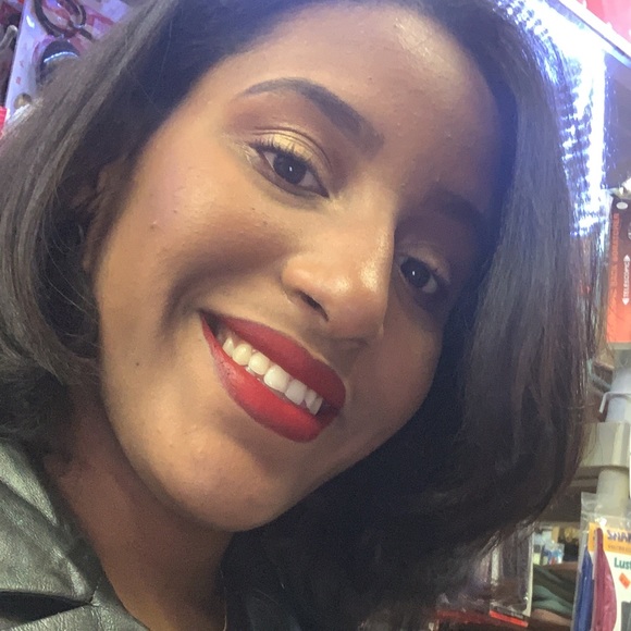 Meet your Posher, Fabiola - Picture 1 of 1